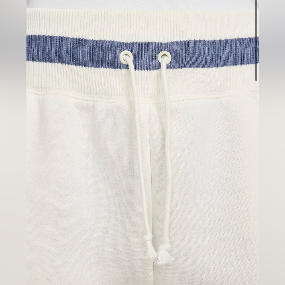 Nike Sportswear Phoenix Fleece Heritage
Women's High-Waisted Shorts - Picture 4 of 8